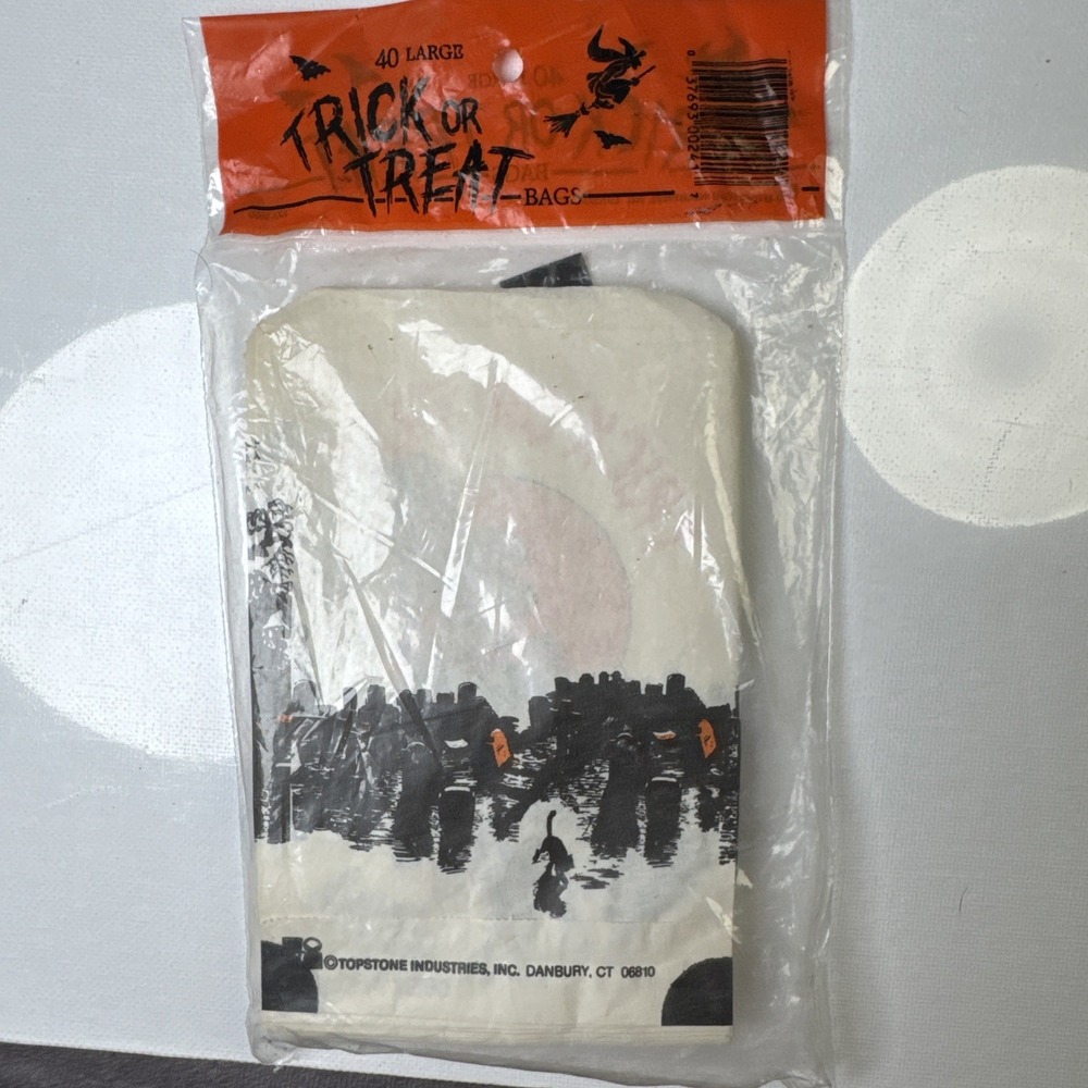 40 Vintage Halloween Paper Trick or Treat "Graveyard" Bags Topstone NOS Made USA - Picture 7 of 12